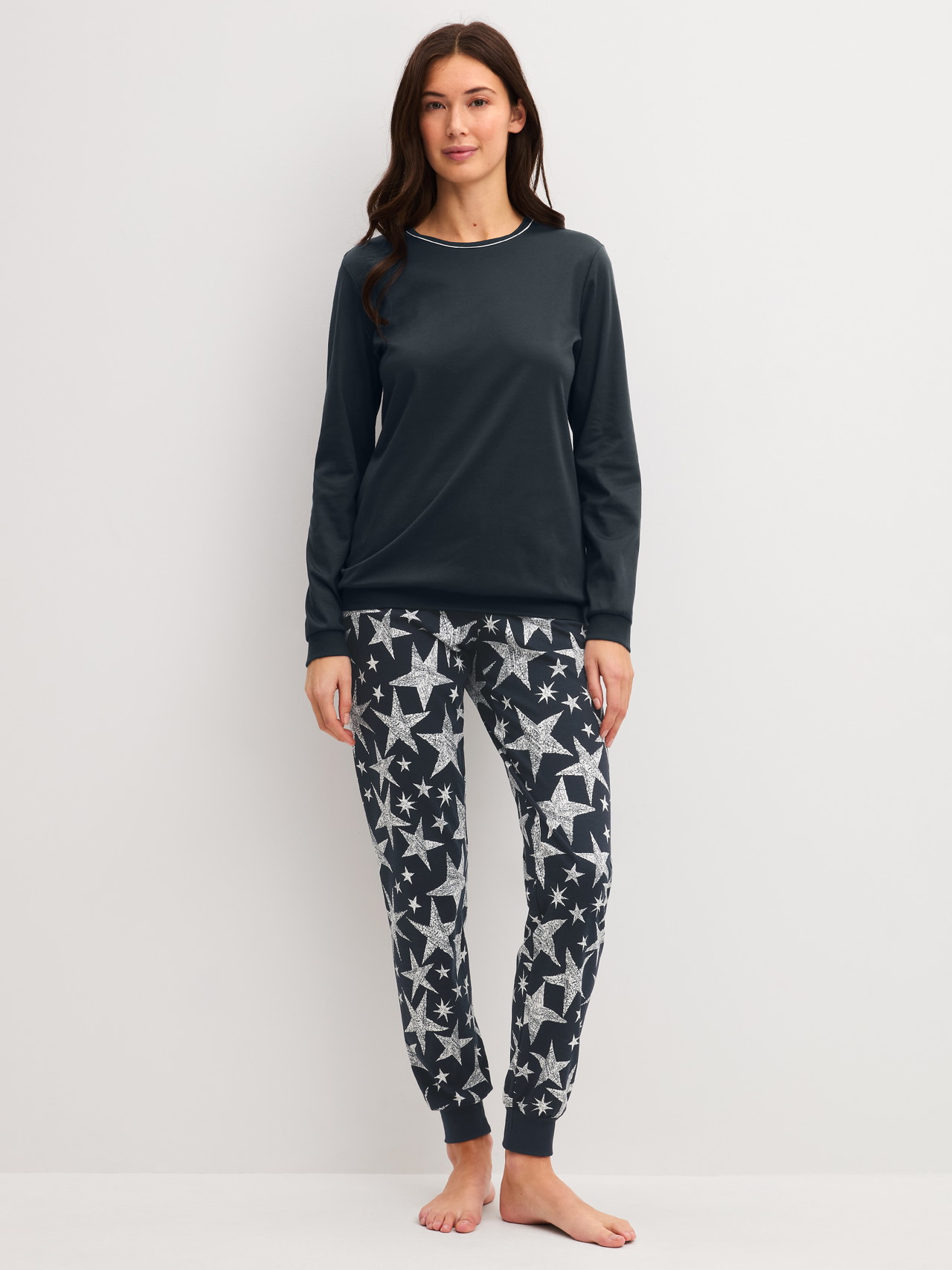 CALIDA Winter Dreams Bündchen-Pyjamafür Damen, S, Blau, Moderne Silhouette mit markanter Bündchenführung und Sternenprint