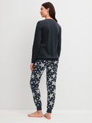 Damen-Model trägt Bündchen-Pyjama aus 100% Baumwolle in Blau, Gemustert aus Serie Winter Dreams von CALIDA, Rückansicht