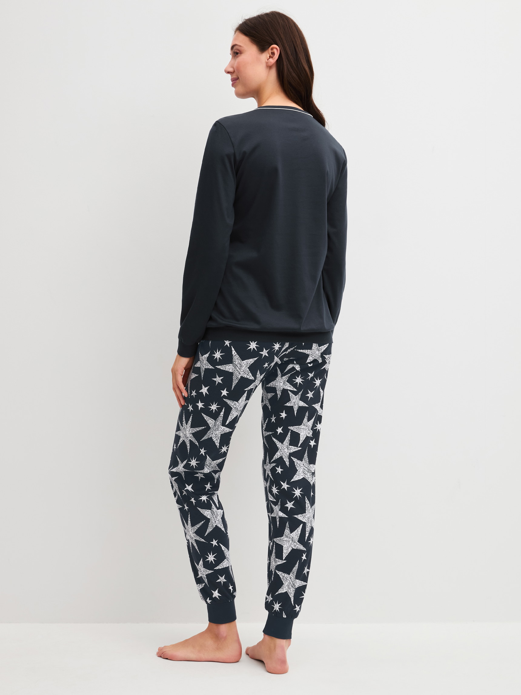 Damen-Model trägt Bündchen-Pyjama aus 100% Baumwolle in Blau, Gemustert aus Serie Winter Dreams von CALIDA, Rückansicht