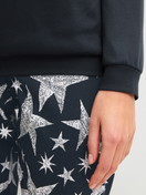 Damen-Model trägt Bündchen-Pyjama aus 100% Baumwolle in Blau, Gemustert aus Serie Winter Dreams von CALIDA, Detail