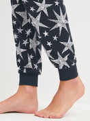 Damen-Model trägt Bündchen-Pyjama aus 100% Baumwolle in Blau, Gemustert aus Serie Winter Dreams von CALIDA, Detail