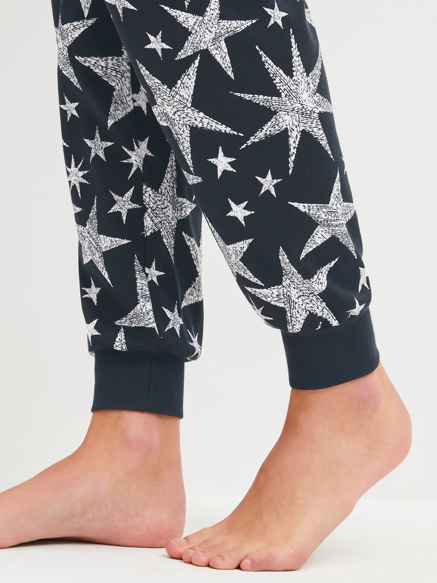 Damen-Model trägt Bündchen-Pyjama aus 100% Baumwolle in Blau, Gemustert aus Serie Winter Dreams von CALIDA, Detail