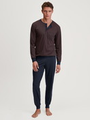 Le mannequin Homme porte le/la Pyjama avec bords élastiques en 100% coton de couleur Bleu, Unicolore, de la série Relax Choice 1 de CALIDA, Vue de face