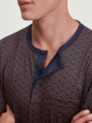Le mannequin Homme porte le/la Pyjama avec bords élastiques en 100% coton de couleur Bleu, Unicolore, de la série Relax Choice 1 de CALIDA, Détail