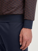 Le mannequin Homme porte le/la Pyjama avec bords élastiques en 100% coton de couleur Bleu, Unicolore, de la série Relax Choice 1 de CALIDA, Détail