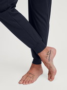 Le mannequin Homme porte le/la Pyjama avec bords élastiques en 100% coton de couleur Bleu, Unicolore, de la série Relax Choice 1 de CALIDA, Détail