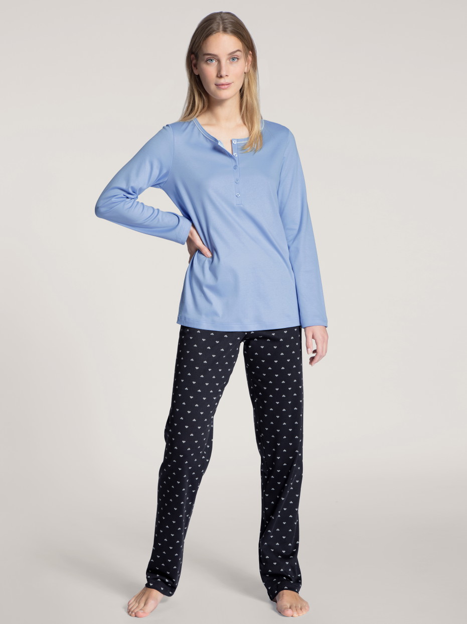 Damen-Model trägt Pyjama, lang aus 100% Baumwolle in Blau, Motiv aus Serie Night Lovers von CALIDA, Vorderansicht