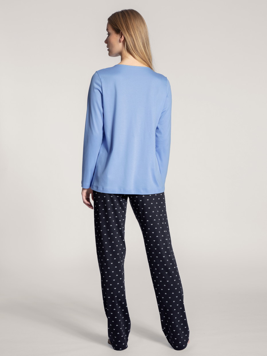 Damen-Model trägt Pyjama, lang aus 100% Baumwolle in Blau, Motiv aus Serie Night Lovers von CALIDA, Rückansicht