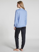 Damen-Model trägt Bündchen-Pyjama aus 100% Baumwolle in Blau, Motiv aus Serie Night Lovers von CALIDA, Rückansicht