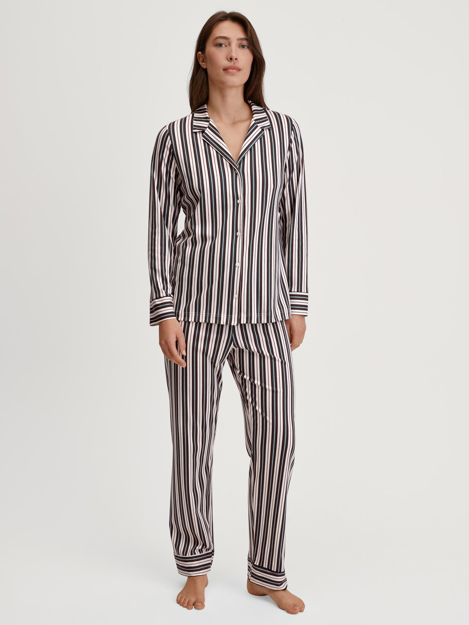 Damen-Model trägt Pyjama mit Knöpfen aus 100% Baumwolle in Grün, Gestreift aus Serie Night Lovers von CALIDA, Vorderansicht