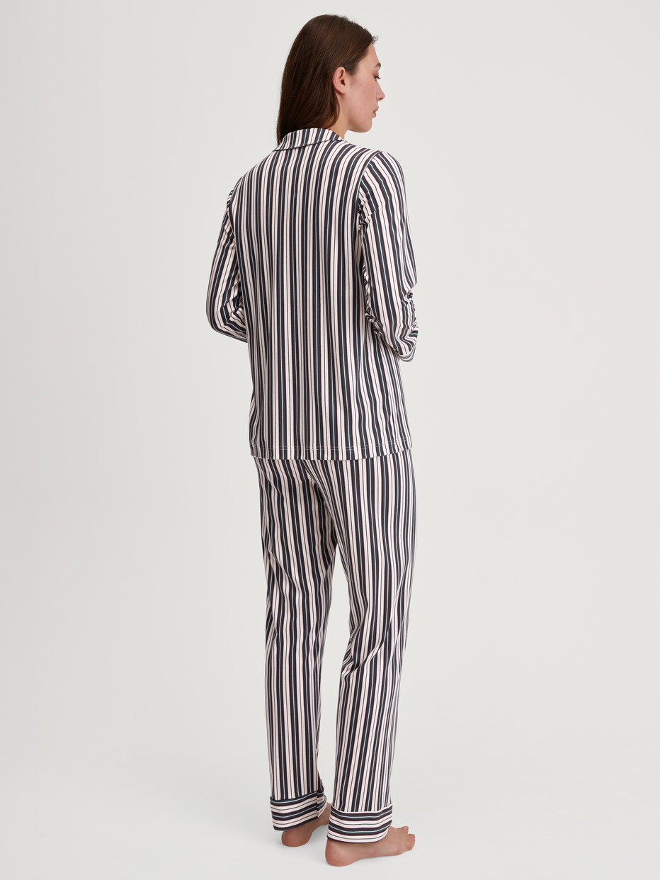 Damen-Model trägt Pyjama mit Knöpfen aus 100% Baumwolle in Grün, Gestreift aus Serie Night Lovers von CALIDA, Rückansicht