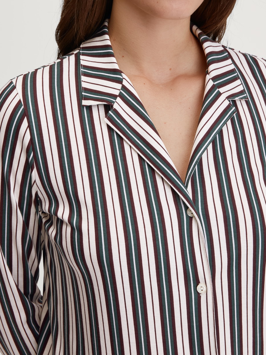 Damen-Model trägt Pyjama mit Knöpfen aus 100% Baumwolle in Grün, Gestreift aus Serie Night Lovers von CALIDA, Detail