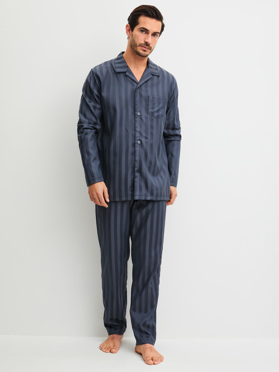 Herren-Model trägt Pyjama, lang aus Lyocell in Grau, Gestreift aus Serie Relax Lux von CALIDA, Vorderansicht