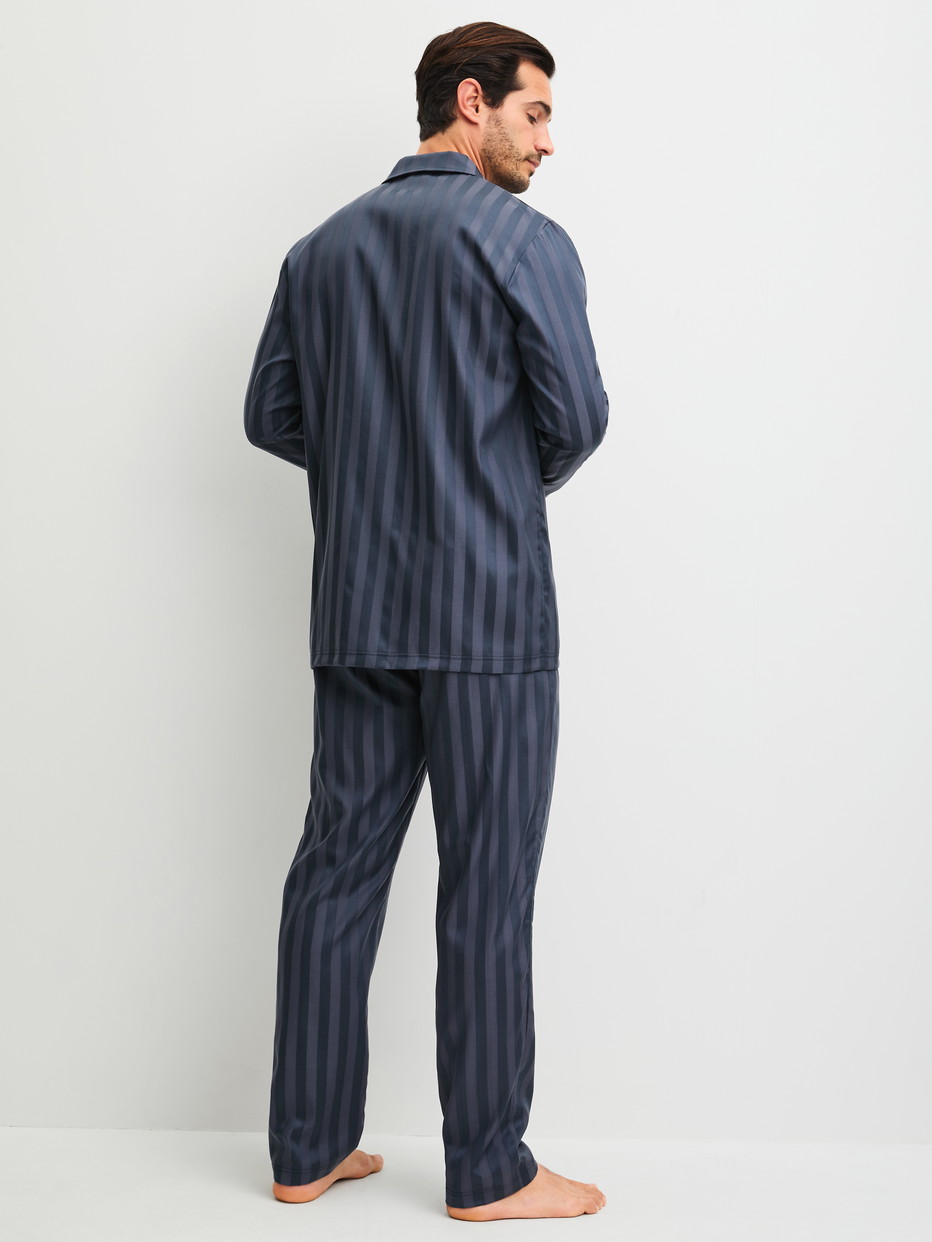 Herren-Model trägt Pyjama, lang aus Lyocell in Grau, Gestreift aus Serie Relax Lux von CALIDA, Rückansicht