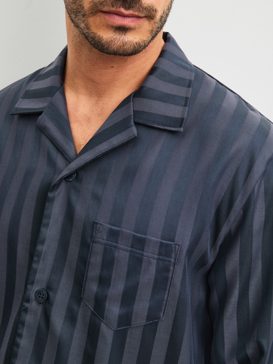 Herren-Model trägt Pyjama, lang aus Lyocell in Grau, Gestreift aus Serie Relax Lux von CALIDA, Detail