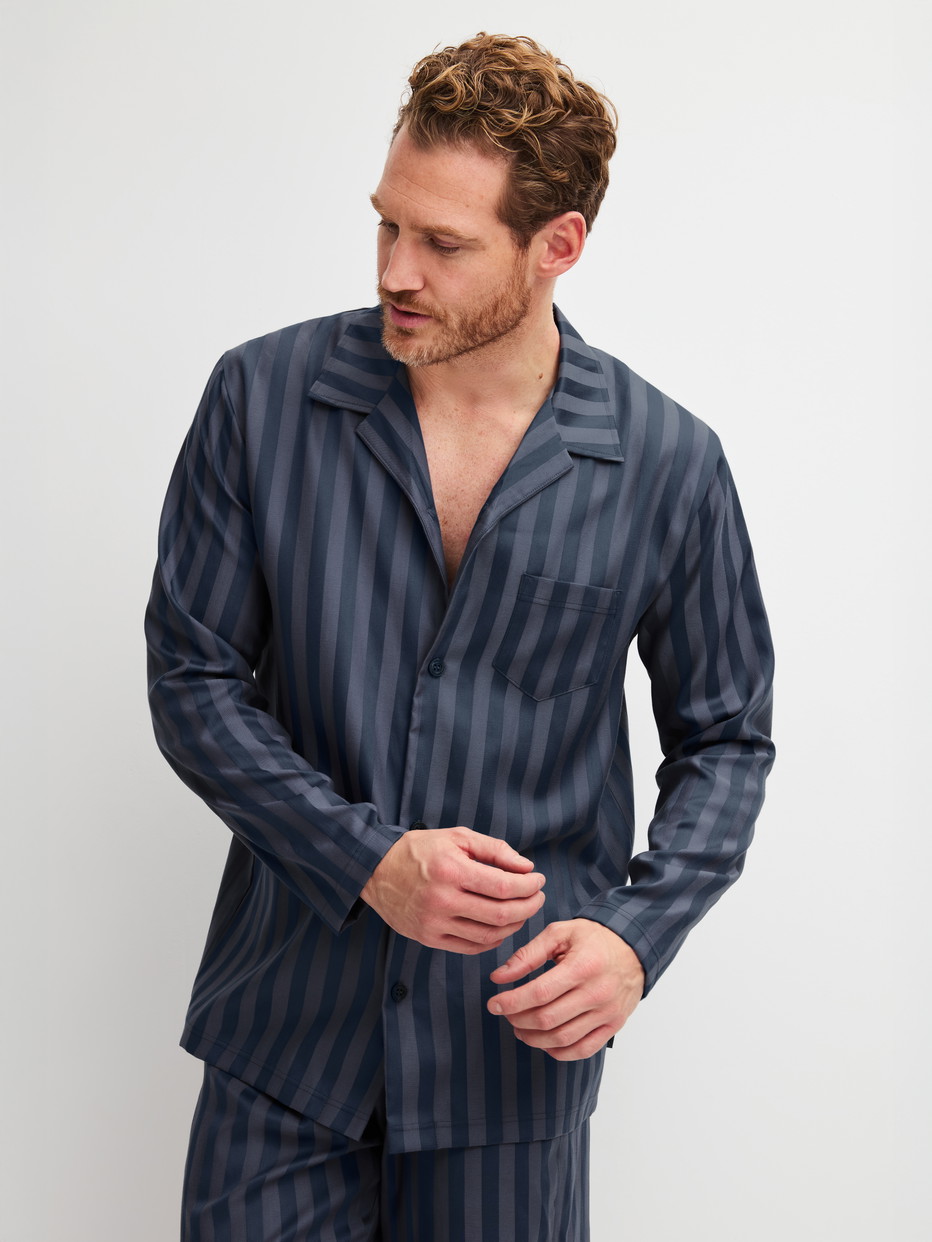 Herren-Model trägt Pyjama, lang aus Lyocell in Grau, Gestreift aus Serie Relax Lux von CALIDA, Vorderansicht