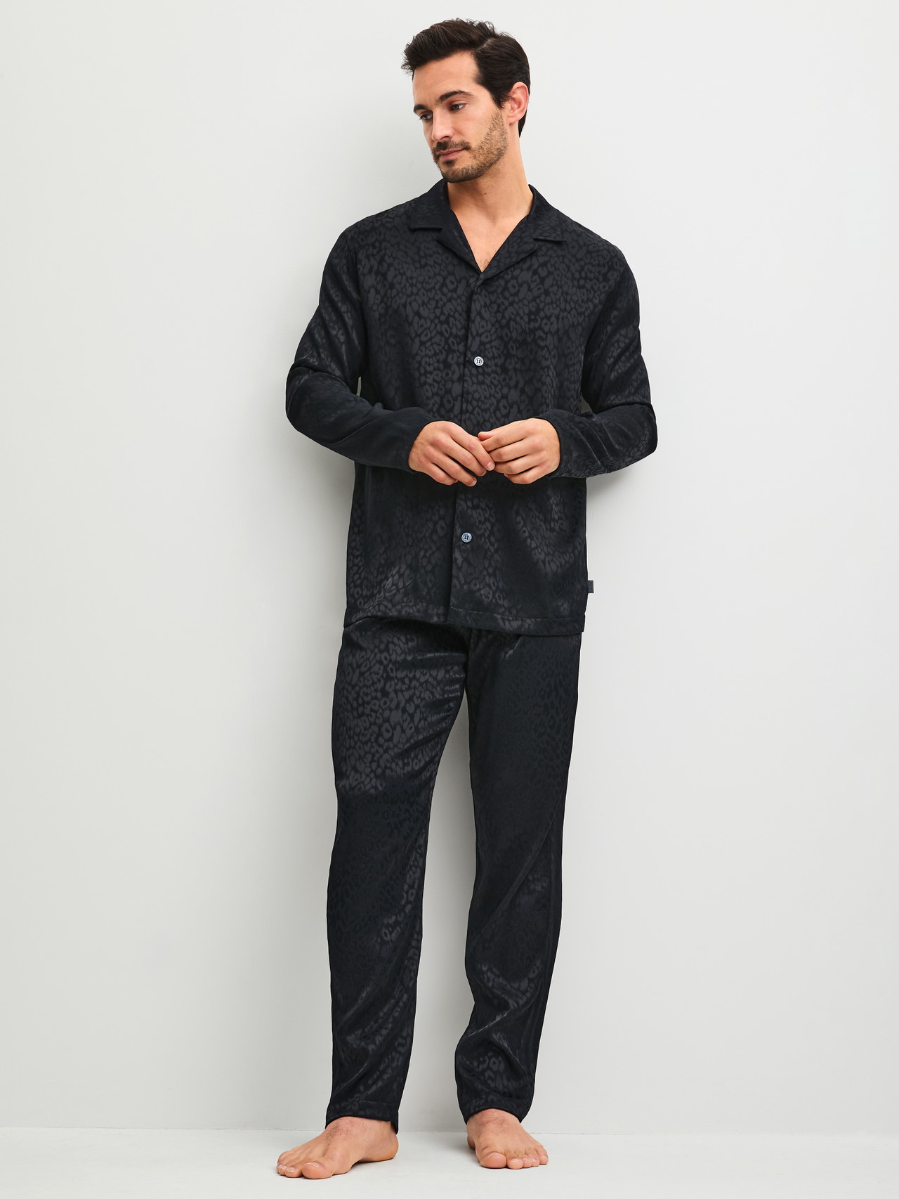 CALIDA Woven Jacquard Pyjama mit Knöpfenfür Herren, L, Schwarz, Elegante Silhouette mit markanter Knopfleiste und maskulinem Schnitt
