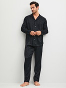 Herren-Model trägt Pyjama mit Knöpfen aus Viskose in Schwarz, Gemustert aus Serie Woven Jacquard von CALIDA, Vorderansicht