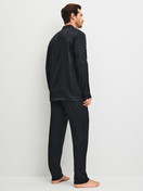 Herren-Model trägt Pyjama mit Knöpfen aus Viskose in Schwarz, Gemustert aus Serie Woven Jacquard von CALIDA, Rückansicht