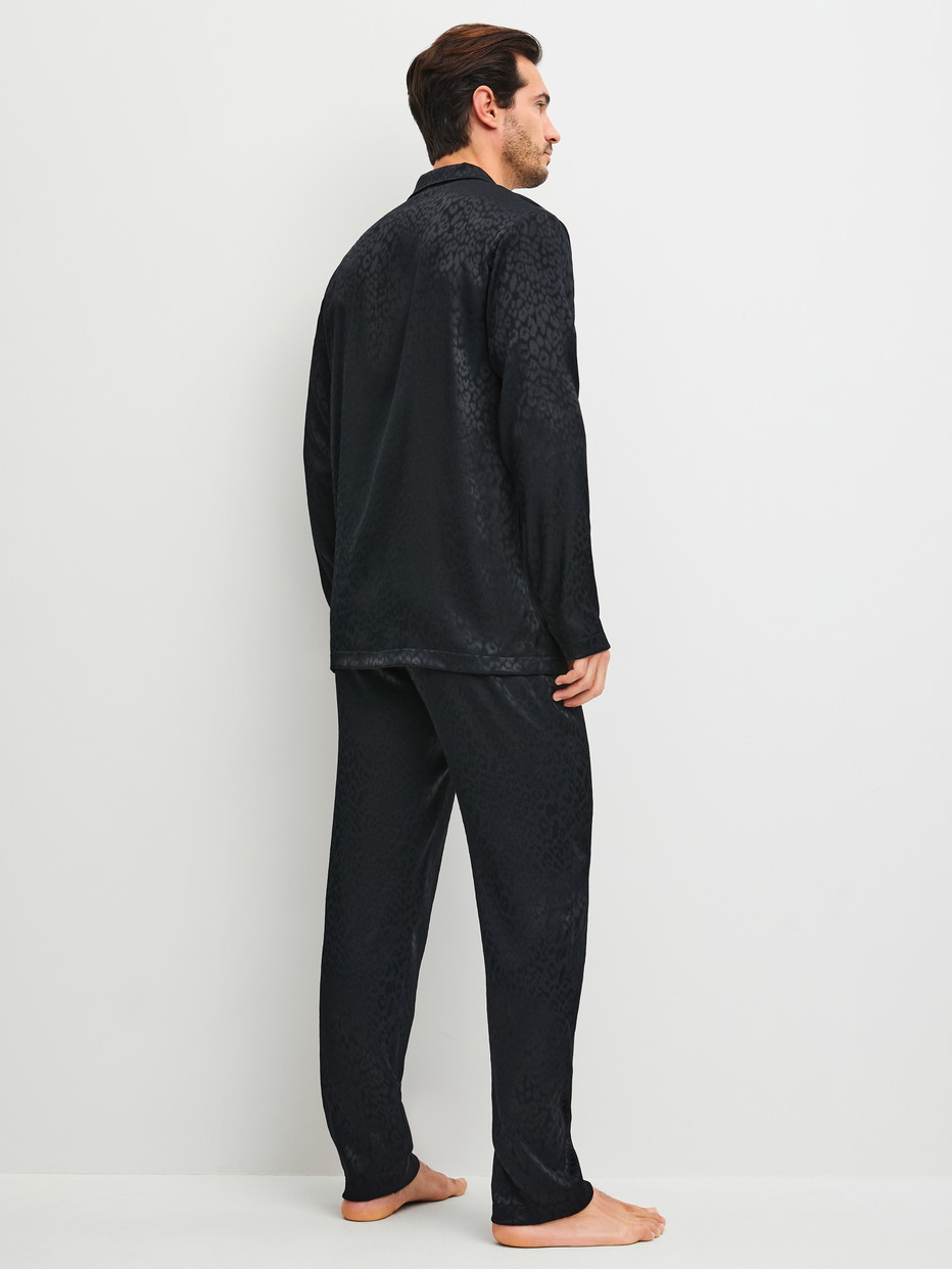 Herren-Model trägt Pyjama mit Knöpfen aus Viskose in Schwarz, Gemustert aus Serie Woven Jacquard von CALIDA, Rückansicht
