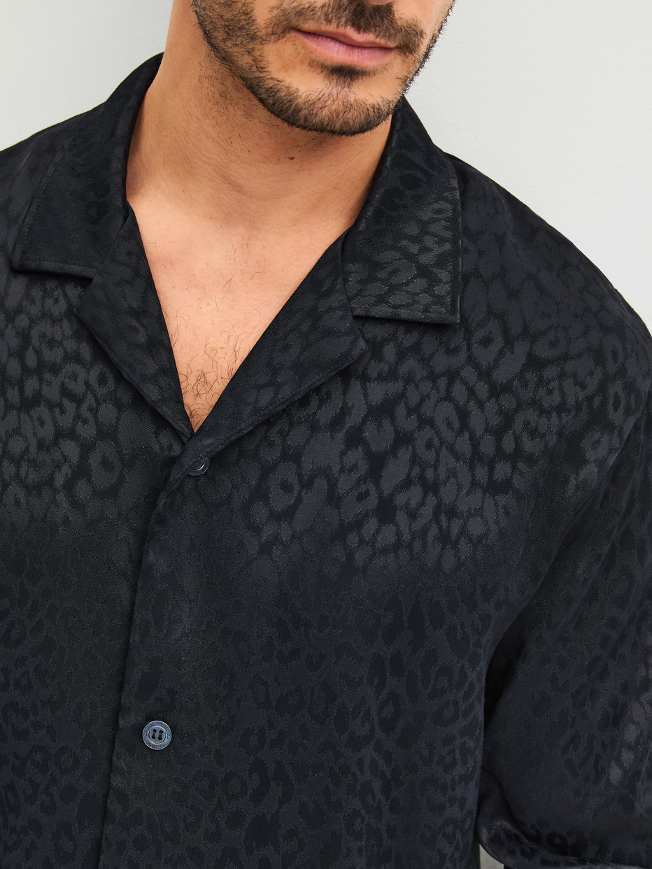 Herren-Model trägt Pyjama mit Knöpfen aus Viskose in Schwarz, Gemustert aus Serie Woven Jacquard von CALIDA, Detail