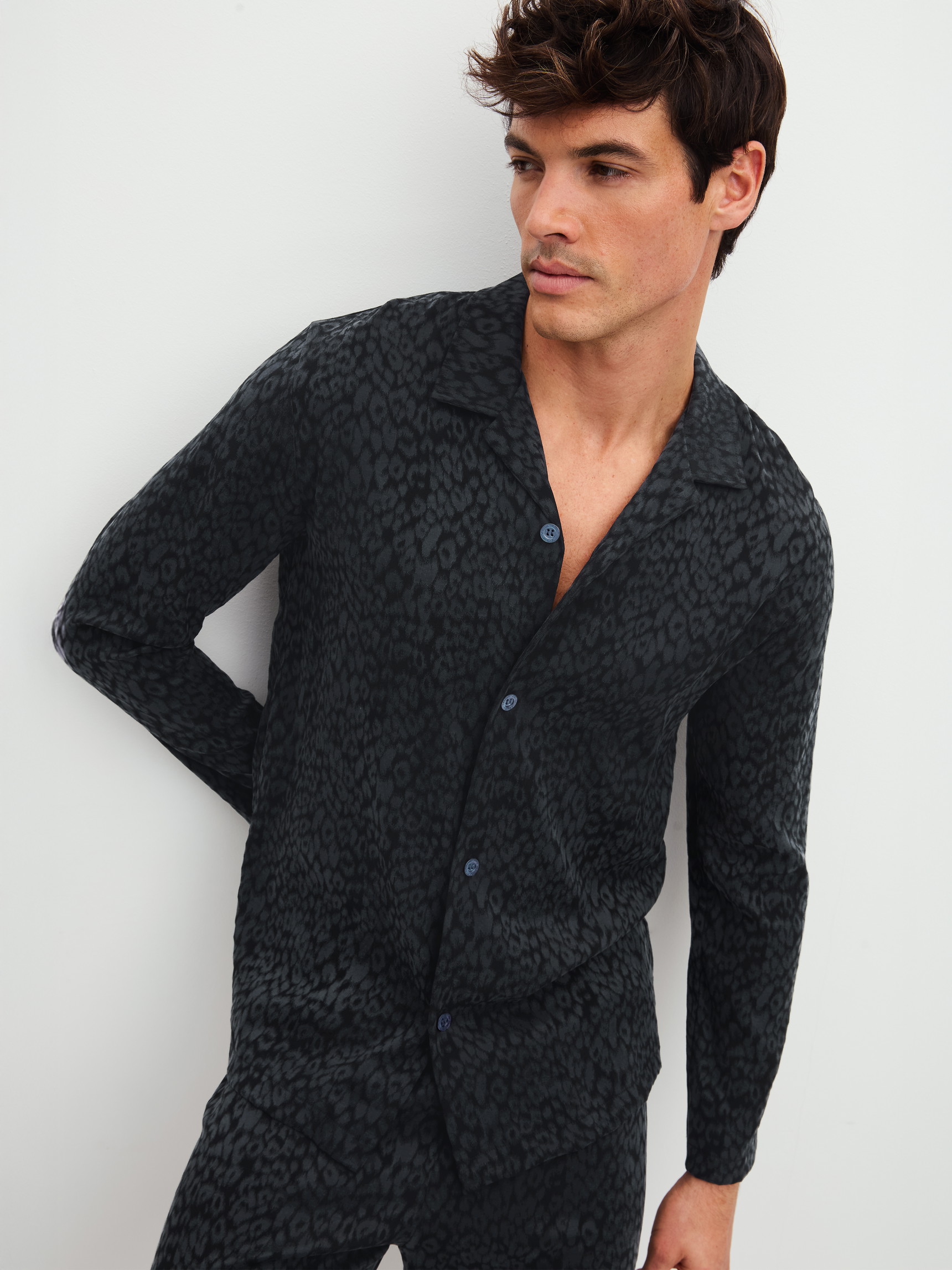 Herren-Model trägt Pyjama mit Knöpfen aus Viskose in Schwarz, Gemustert aus Serie Woven Jacquard von CALIDA, Zusatzbild