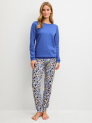 Le mannequin Femme porte le/la Pyjama avec bords élastiques en 100% coton de couleur Bleu, À motifs, de la série Flower Dreams de CALIDA, Vue de face