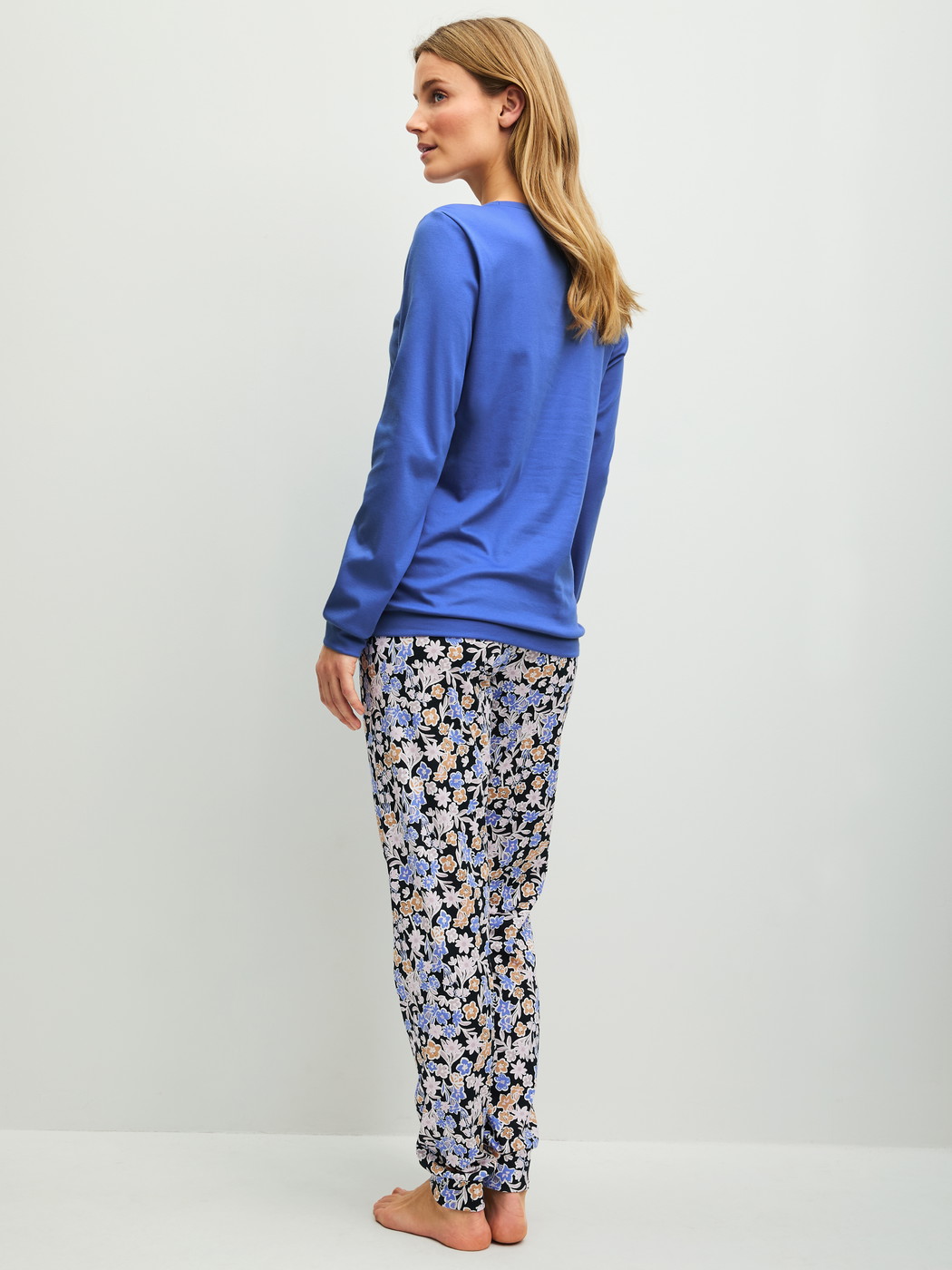 Le mannequin Femme porte le/la Pyjama avec bords élastiques en 100% coton de couleur Bleu, À motifs, de la série Flower Dreams de CALIDA, Vue arrière