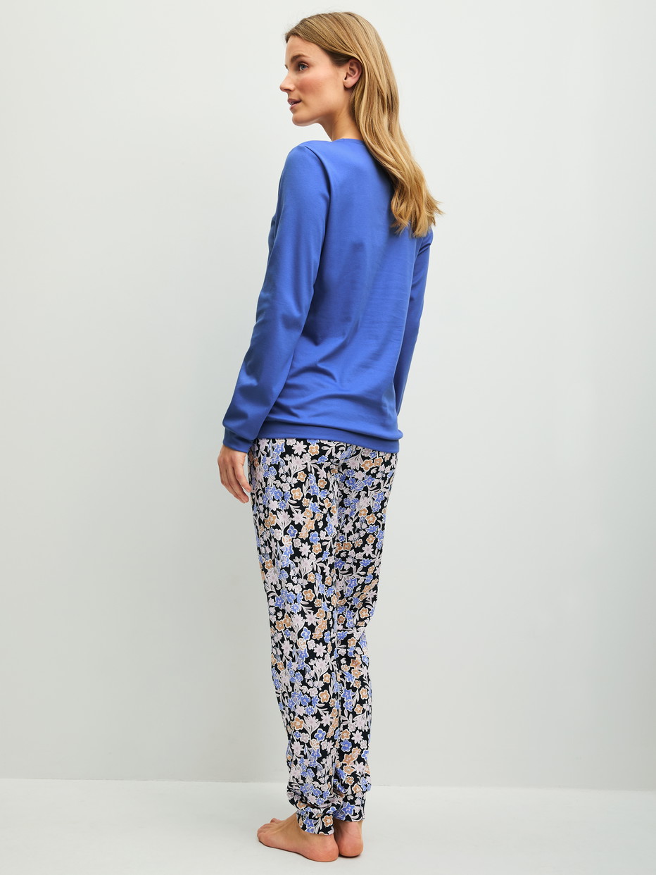 Women model is wearing Pyjama with cuff made of 100% Cotton in Blue, Patterned from the Flower Dreams series by CALIDA, Back view