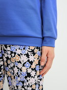 Le mannequin Femme porte le/la Pyjama avec bords élastiques en 100% coton de couleur Bleu, À motifs, de la série Flower Dreams de CALIDA, Détail