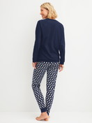 Damen-Model trägt Bündchen-Pyjama aus 100% Baumwolle in Blau, Gemustert aus Serie Daylight Dreams von CALIDA, Rückansicht