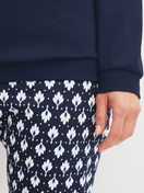 Damen-Model trägt Bündchen-Pyjama aus 100% Baumwolle in Blau, Gemustert aus Serie Daylight Dreams von CALIDA, Detail