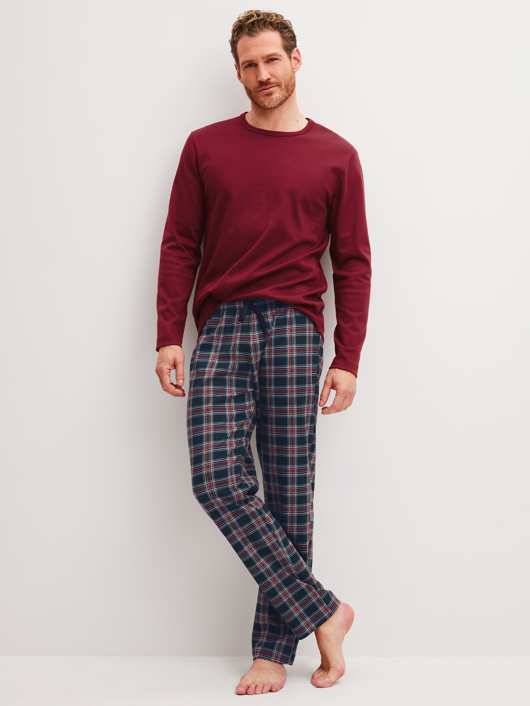 Herren-Model trägt Pyjama, lang aus 100% Baumwolle in Blau, Kariert aus Serie Family & Friends von CALIDA, Vorderansicht