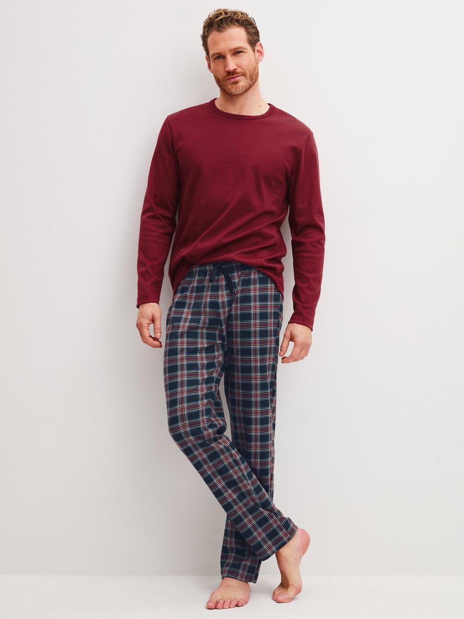 Herren-Model trägt Pyjama, lang aus 100% Baumwolle in Blau, Kariert aus Serie Family & Friends von CALIDA, Vorderansicht