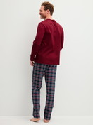 Herren-Model trägt Pyjama, lang aus 100% Baumwolle in Blau, Kariert aus Serie Family & Friends von CALIDA, Rückansicht