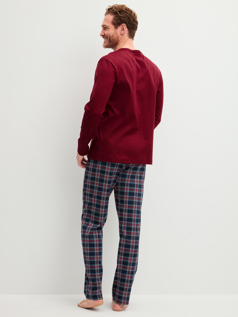 Herren-Model trägt Pyjama, lang aus 100% Baumwolle in Blau, Kariert aus Serie Family & Friends von CALIDA, Rückansicht