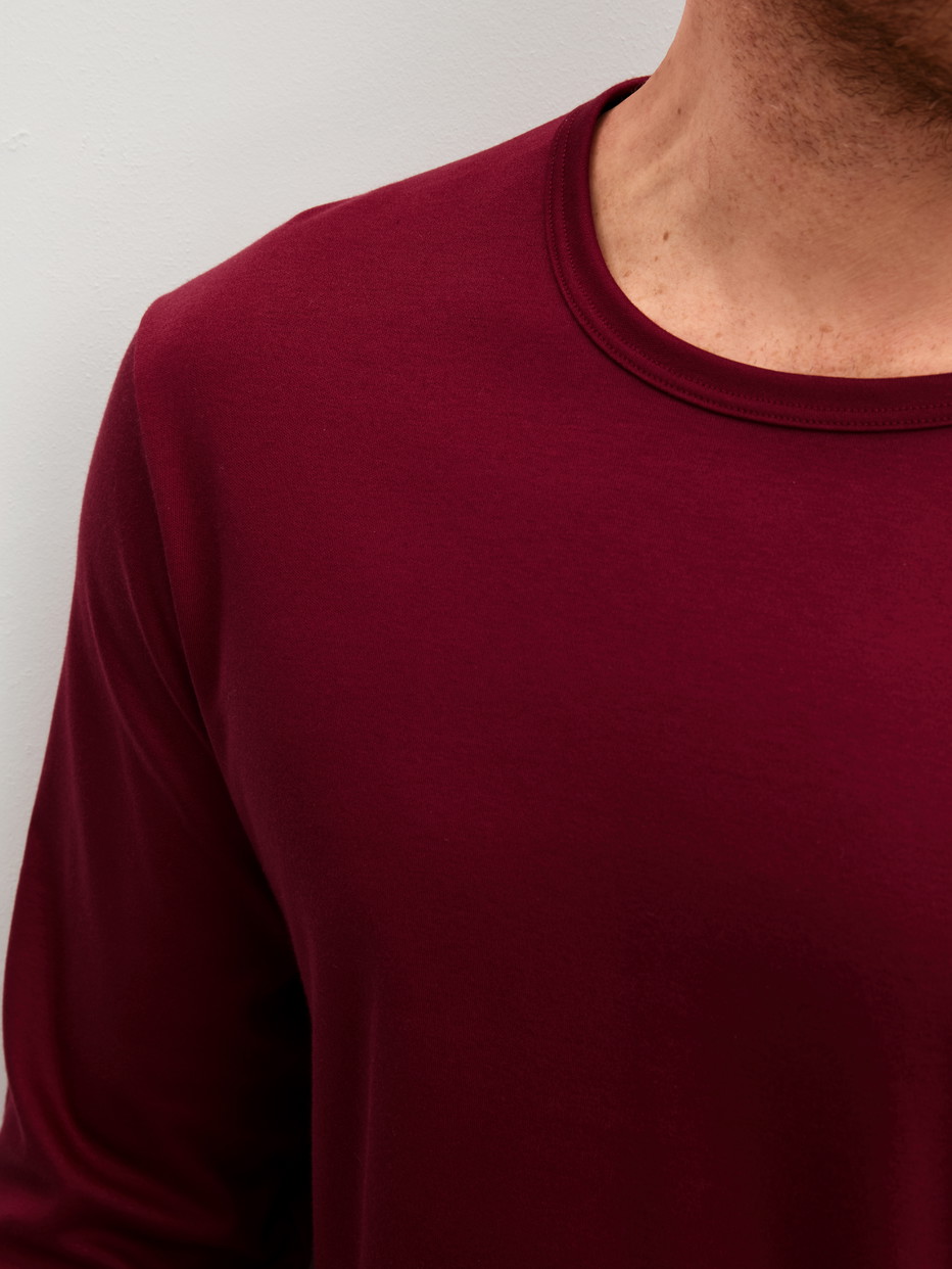 Herren-Model trägt Pyjama, lang aus 100% Baumwolle in Blau, Kariert aus Serie Family & Friends von CALIDA, Detail
