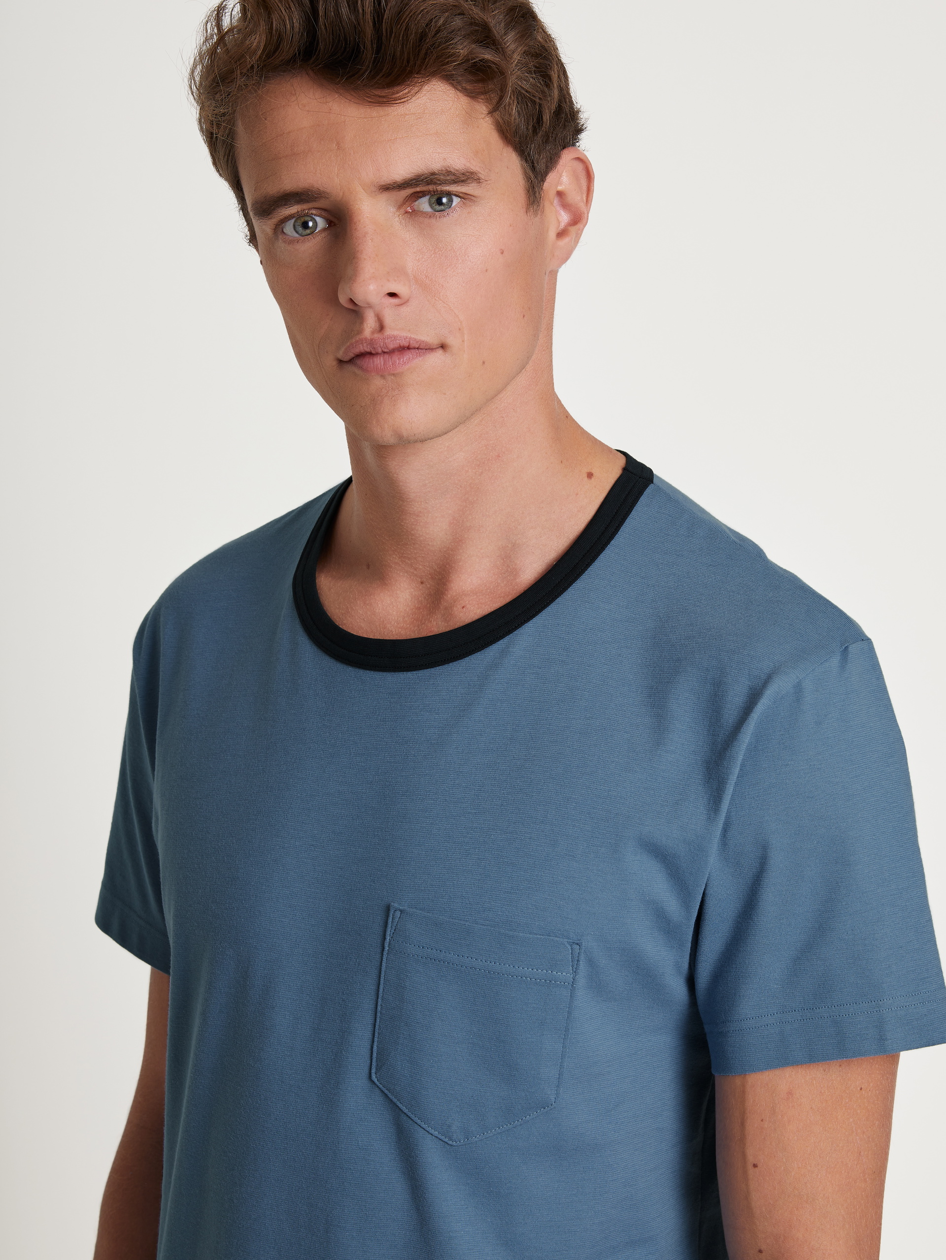Men model is wearing Short pyjama made of 100% Cotton in Blue, Unicoloured from the Relax Essentials series by CALIDA, Detail