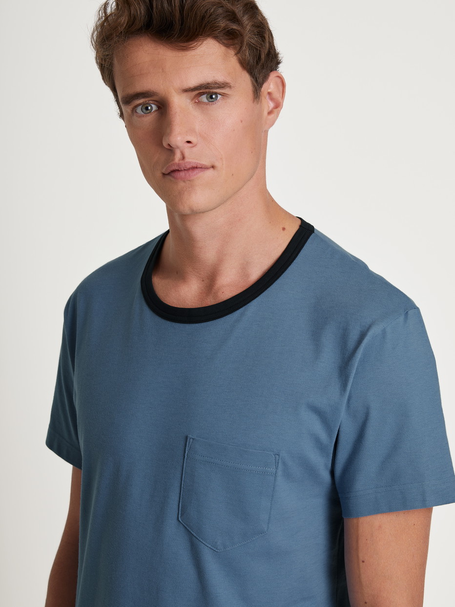Herren-Model trägt Kurz-Pyjama aus 100% Baumwolle in Blau, Einfarbig aus Serie Relax Essentials von CALIDA, Detail