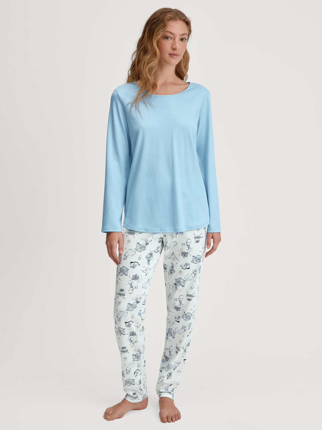 Damen-Model trägt Pyjama, lang aus 100% Baumwolle in Blau, Gemustert aus Serie Swiss Resort von CALIDA, Vorderansicht