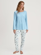 Damen-Model trägt Pyjama, lang aus 100% Baumwolle in Blau, Gemustert aus Serie Swiss Resort von CALIDA, Vorderansicht