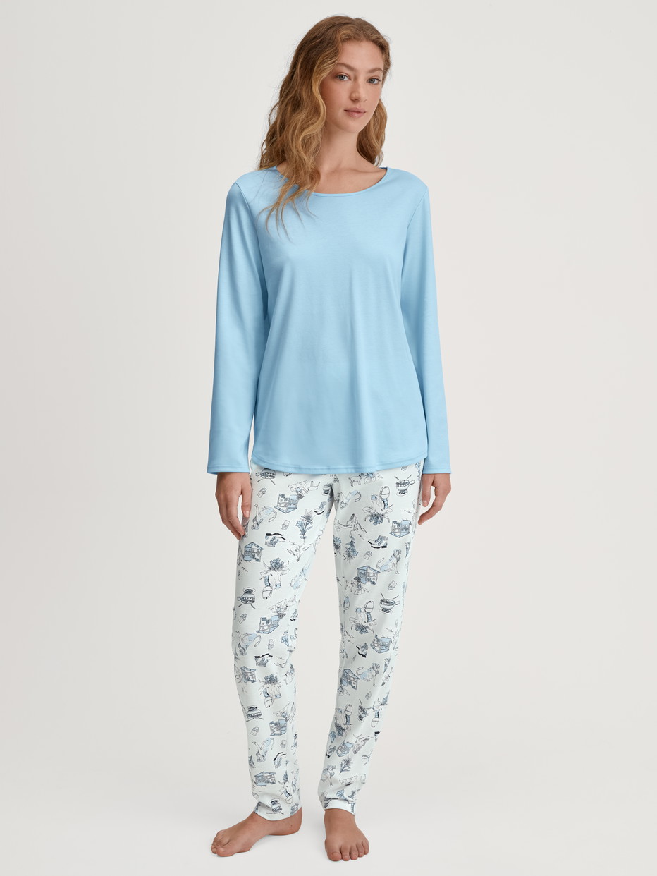 Damen-Model trägt Pyjama, lang aus 100% Baumwolle in Blau, Gemustert aus Serie Swiss Resort von CALIDA, Vorderansicht
