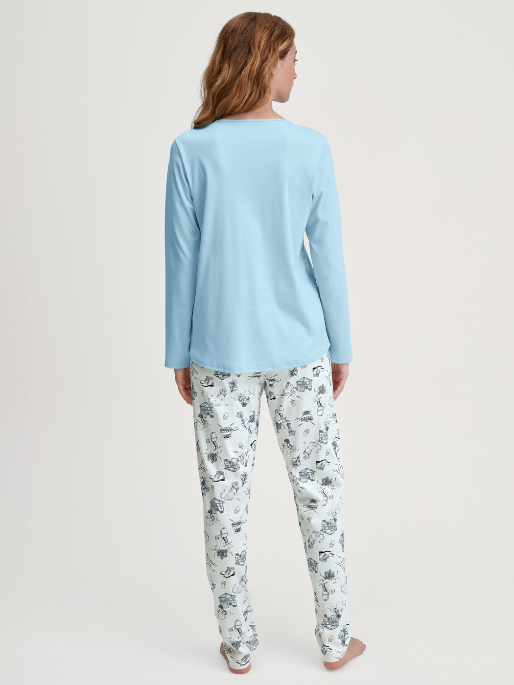 Damen-Model trägt Pyjama, lang aus 100% Baumwolle in Blau, Gemustert aus Serie Swiss Resort von CALIDA, Rückansicht
