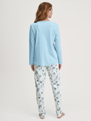 Damen-Model trägt Pyjama, lang aus 100% Baumwolle in Blau, Gemustert aus Serie Swiss Resort von CALIDA, Rückansicht