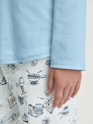 Damen-Model trägt Pyjama, lang aus 100% Baumwolle in Blau, Gemustert aus Serie Swiss Resort von CALIDA, Detail