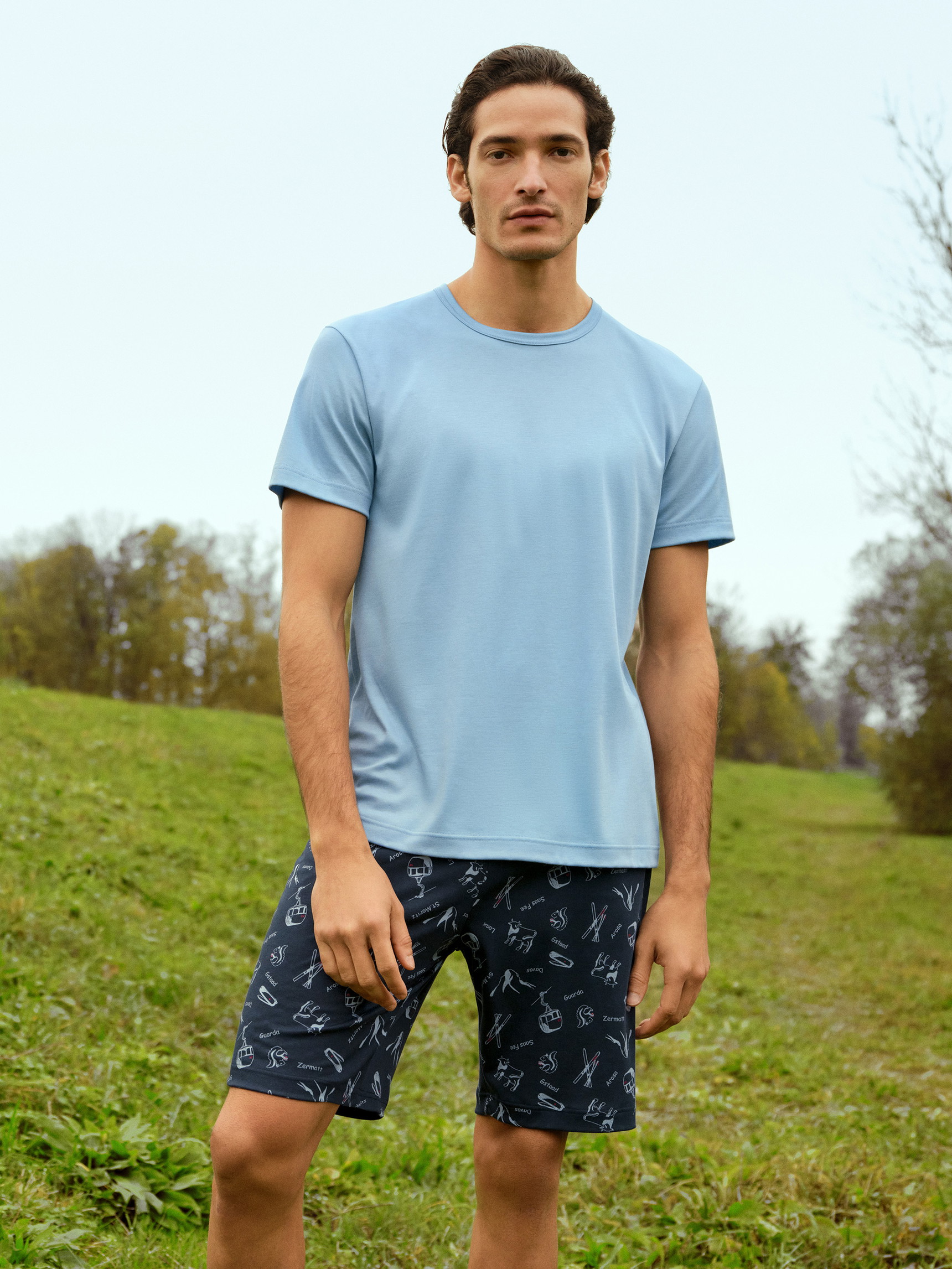 Herren-Model trägt Kurz-Pyjama aus 100% Baumwolle in Blau, Gemustert aus Serie Relax Swiss Resort von CALIDA, Vorderansicht