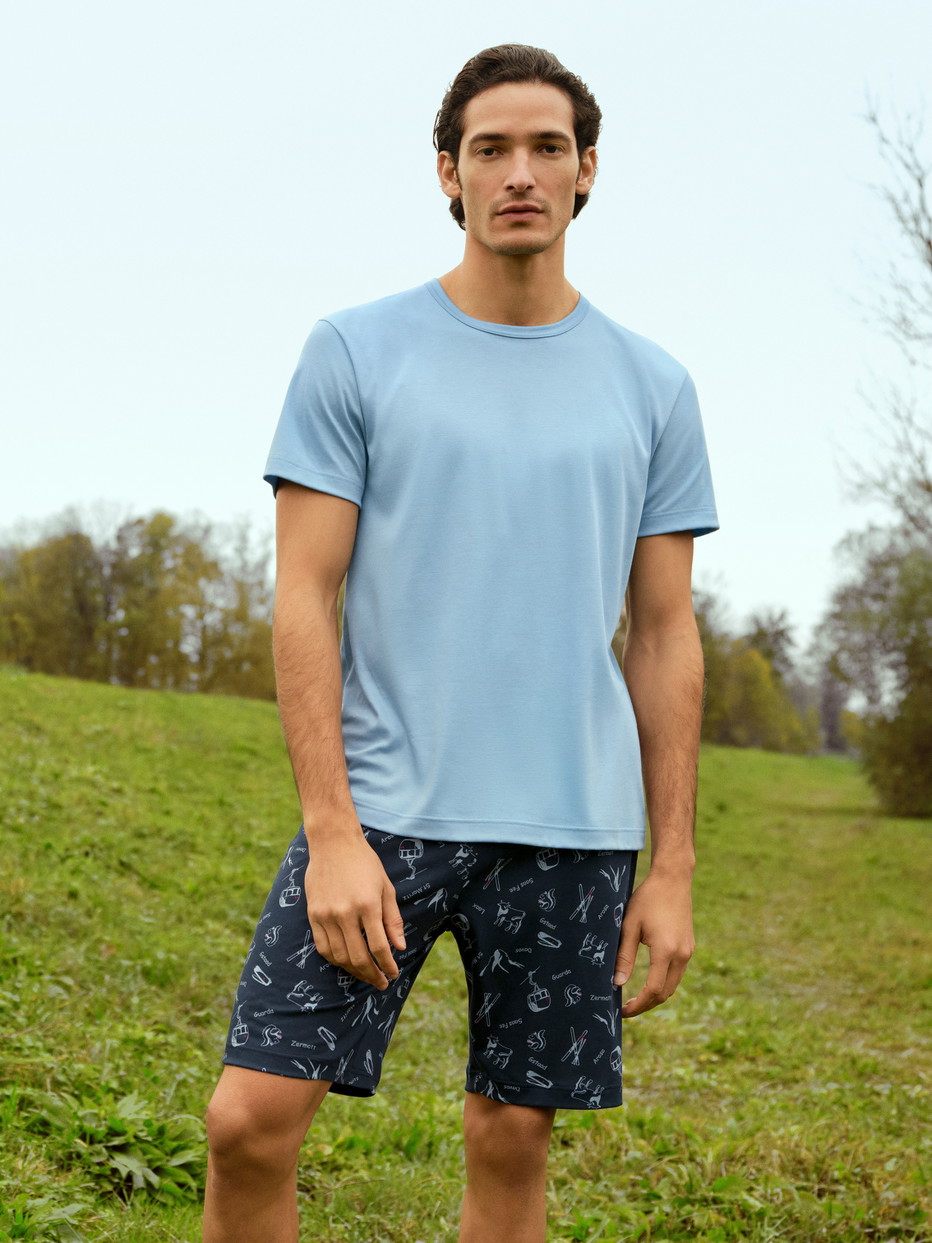 Men model is wearing Short pyjamas made of 100% Cotton in Blue, Patterned from the Relax Swiss Resort series by CALIDA, Front view