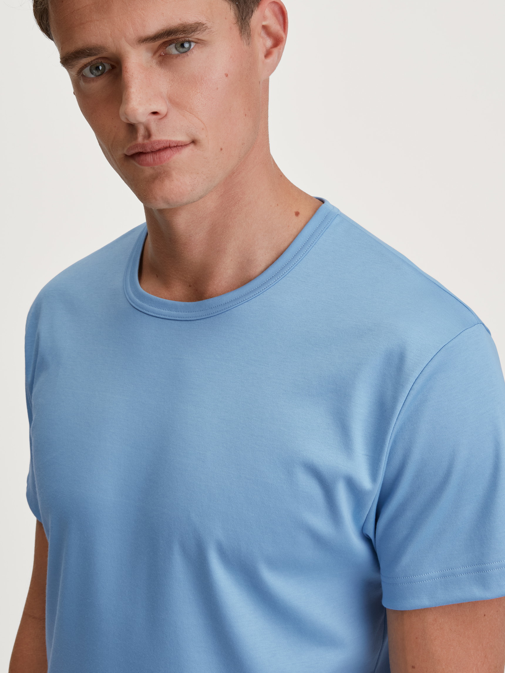 Herren-Model trägt Kurz-Pyjama aus 100% Baumwolle in Blau, Gemustert aus Serie Relax Swiss Resort von CALIDA, Detail