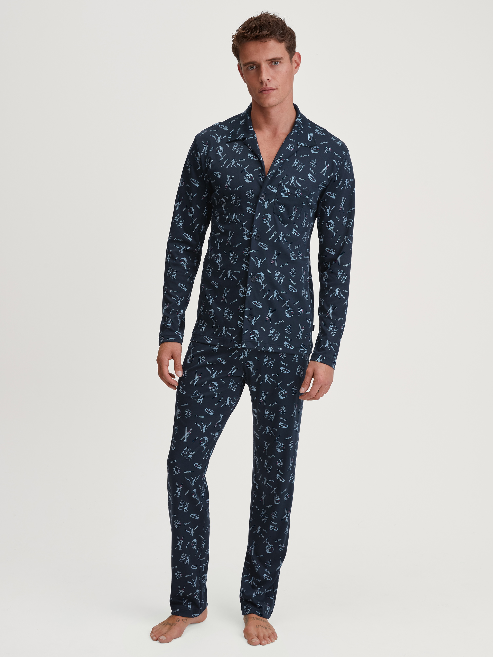 Herren-Model trägt Pyjama mit Knöpfen aus 100% Baumwolle in Blau, Gemustert aus Serie Relax Swiss Resort von CALIDA, Vorderansicht