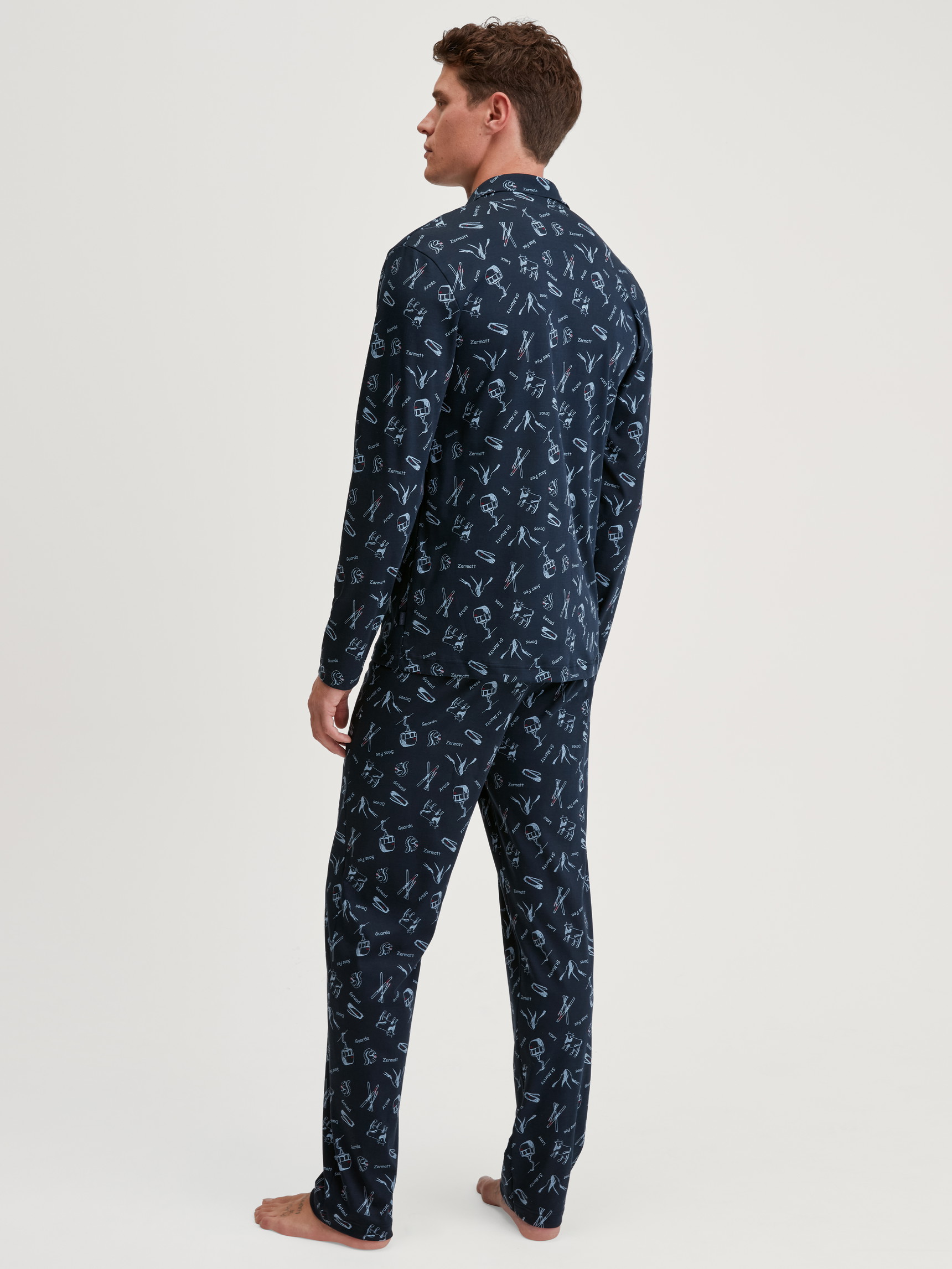Herren-Model trägt Pyjama mit Knöpfen aus 100% Baumwolle in Blau, Gemustert aus Serie Relax Swiss Resort von CALIDA, Rückansicht